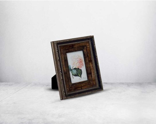 Photo frame in wood with decorative border in classic design.