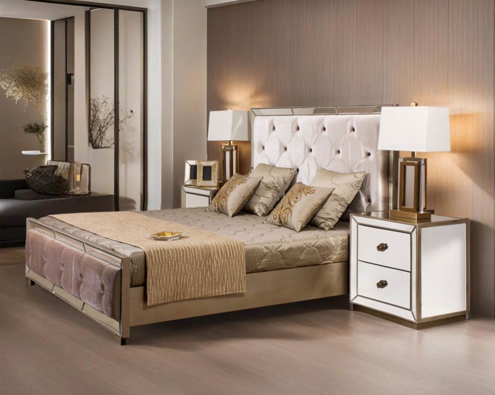 Bed in king size with high back upholstered and tufted in fabric in mirror and antique silver.
Bedside table in mirror and antique silver with 2 drawers.